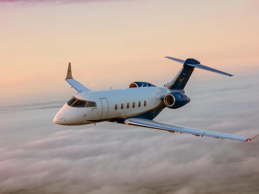 Challenger 350 midsize jet